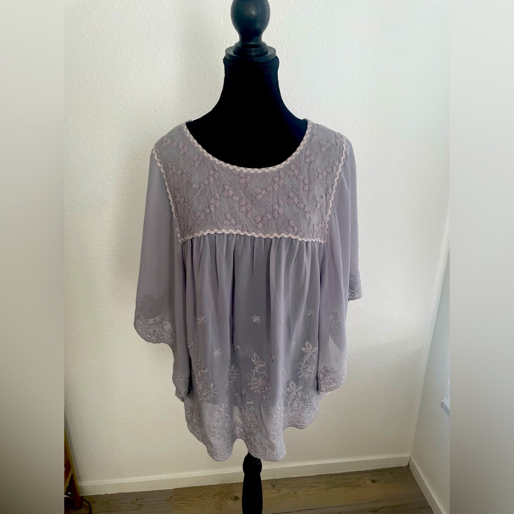Solitaire Grey Embroidered Sz M Top